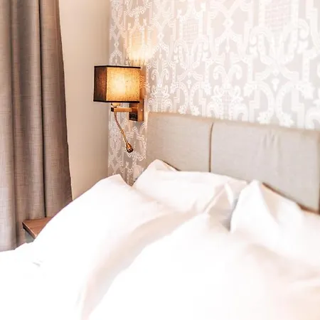 Le Coq Hardi Hotel *